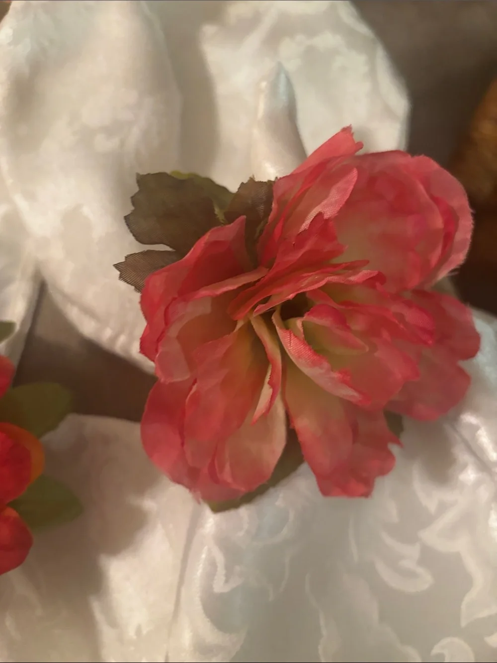 Six large easy care white napkins and 6  floral napkin rings.